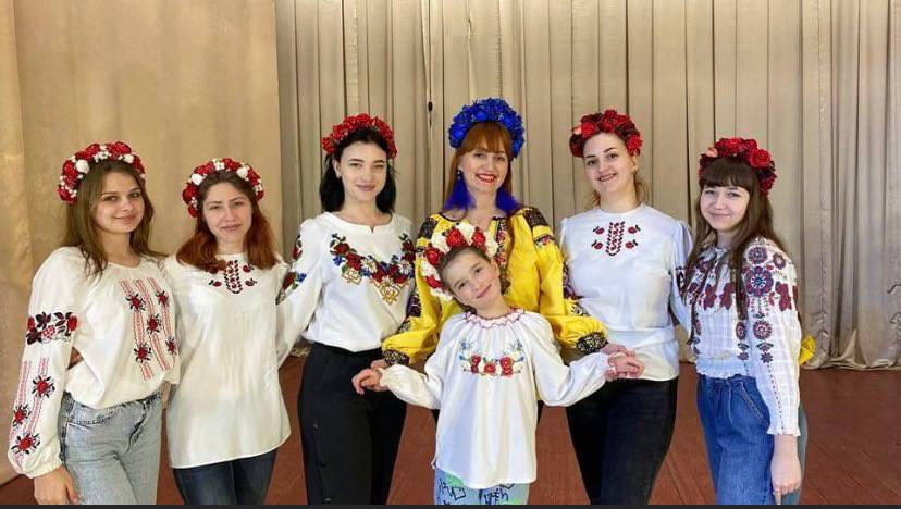 Діти в вишиванках