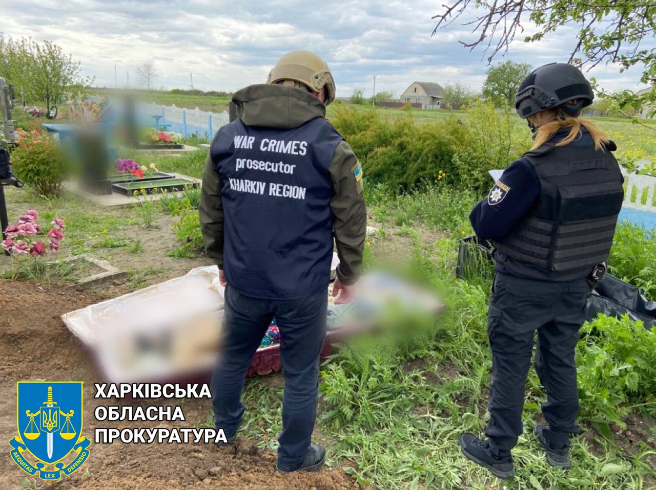 На Харківщині правоохоронці ексгумували труп ще однієї жертви росіян