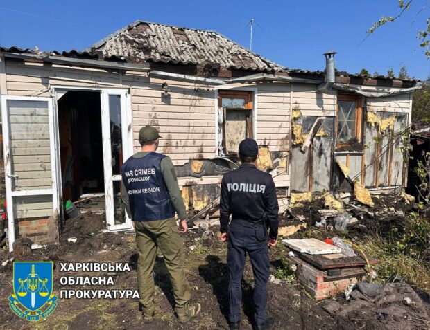 Вночі окупанти обстріляли село на Харківщині: слідчо-прокурорська група зафіксувала наслідки