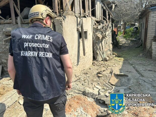 Вночі на Харківщині через росіян загинув мирний житель: правоохоронці зафіксували наслідки ворожих обстрілів