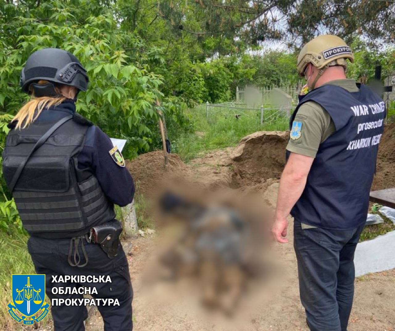 На Харківщині правоохоронці ексгумували тіло чоловіка, який загинув торік від обстрілу з боку росіян