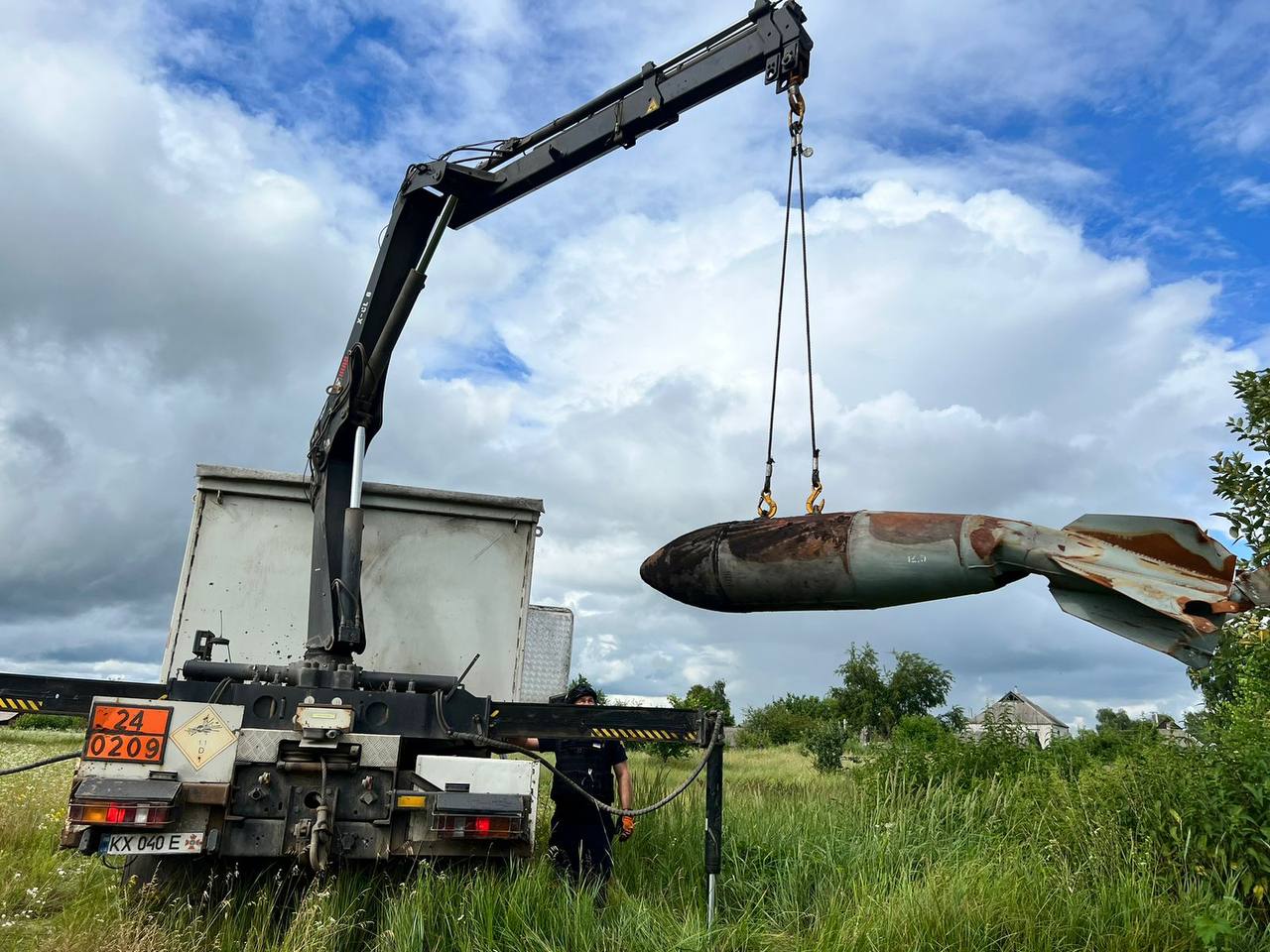 У Вовчанську під час розмінування сапери виявили авіабомбу ФАБ-500