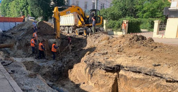 У Харкові усувають наслідки нічного обстрілу центру міста
