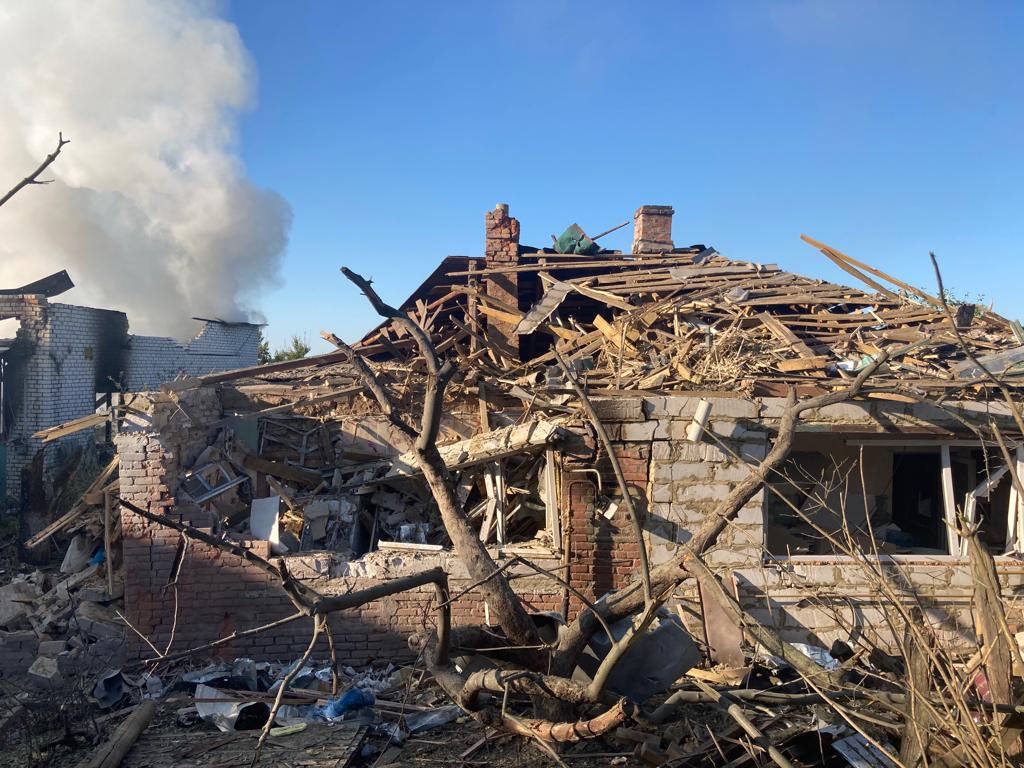В результаті ворожих обстрілів на Харківщині поранені три людини: слідчі зафіксували наслідки воєнних злочинів росіян за добу