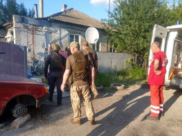 Поліція фіксує наслідки обстрілу цивільної інфраструктури міста Балаклія Харківської області