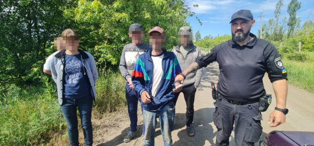 На Харківщині поліцейські викрили чоловіка у збуті зброї