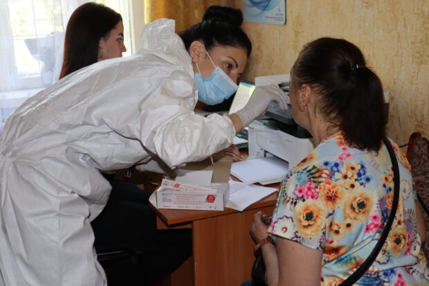 Харківські слідчі продовжують ідентифікувати тіла з масового поховання в Ізюмі: розшукуються родичі 65 загиблих