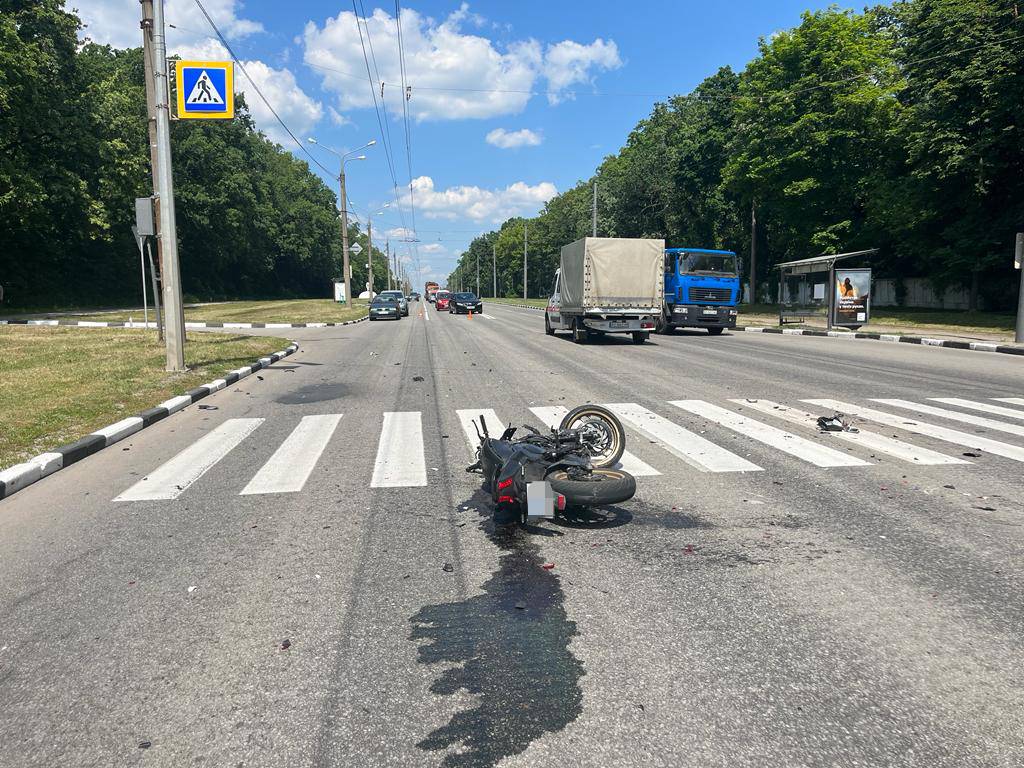 У Харкові мотоцикліст зіштовхнувся з автомобілем