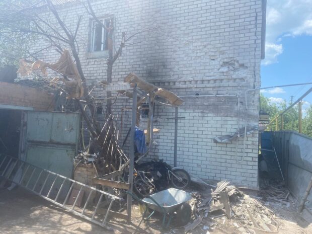Одна людина загинула, чотири отримали поранення: слідчі зафіксували наслідки обстрілів окупантів на Харківщині