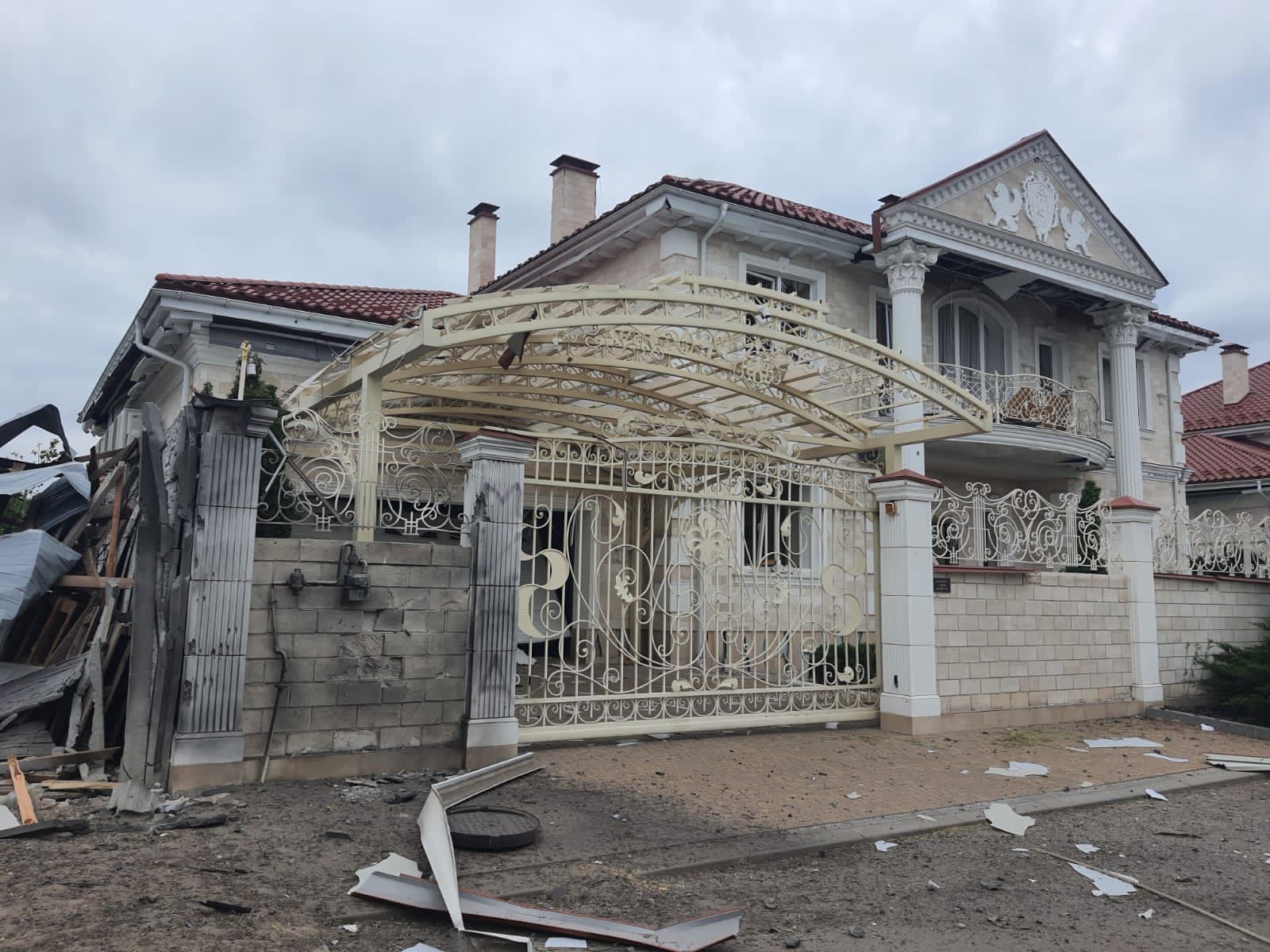 Двоє людей поранено, зруйновані будинки: слідчі задокументували наслідки ударів по населеним пунктам Харківщини