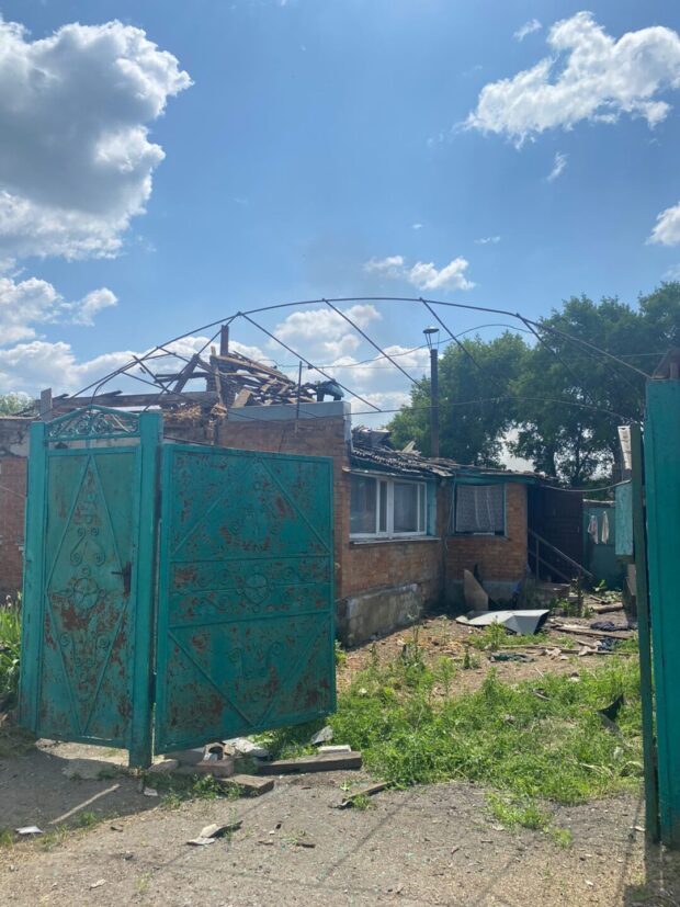 Поліція фіксує наслідки ранкового обстрілу міста Вовчанськ Харківської області