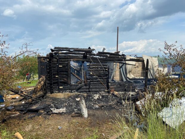 Через російські обстріли поранена жінка, пошкоджені приватні будинки: слідчі фіксують наслідки воєнних злочинів рф на Харківщині