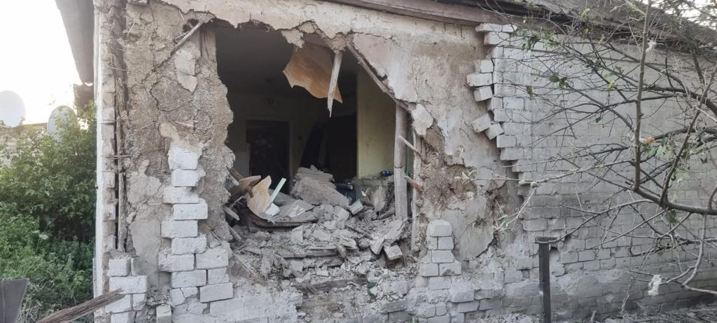 В результаті ворожих обстрілів поранення отримав чоловік: слідчі фіксують наслідки воєнних злочинів рф на Харківщині