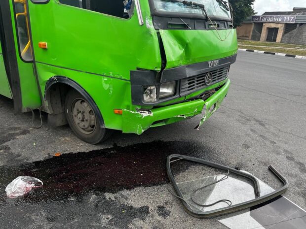 У Харкові зіштовхнулися легковик та пасажирський автобус: один із водіїв отримав травми