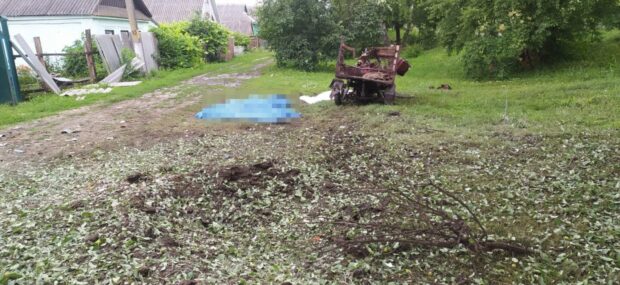 Військові росії вбили трьох цивільних в Чугуївському районі: слідчі задокументували наслідки обстрілу