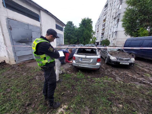 В результаті ворожого обстрілу загинули троє чоловіків, постраждала жінка: слідчі зафіксували наслідки воєнних злочинів росіян за добу