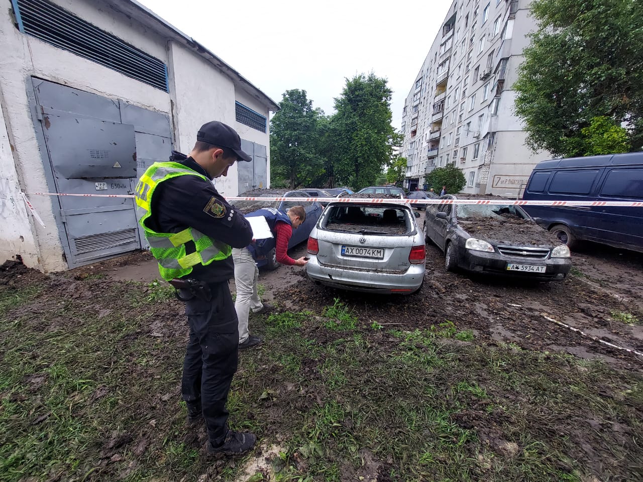 В результаті ворожого обстрілу загинули троє чоловіків, постраждала жінка: слідчі зафіксували наслідки воєнних злочинів росіян за добу