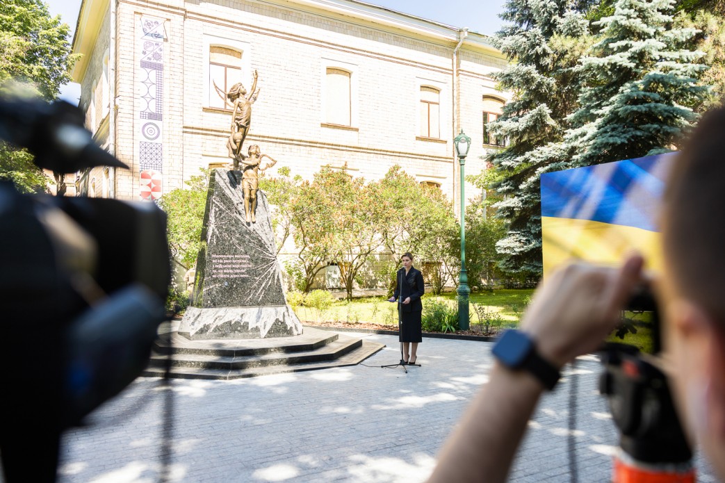 У центрі Харкова відкрили пам'ятник дітям, які загинули в результаті збройної агресії рф