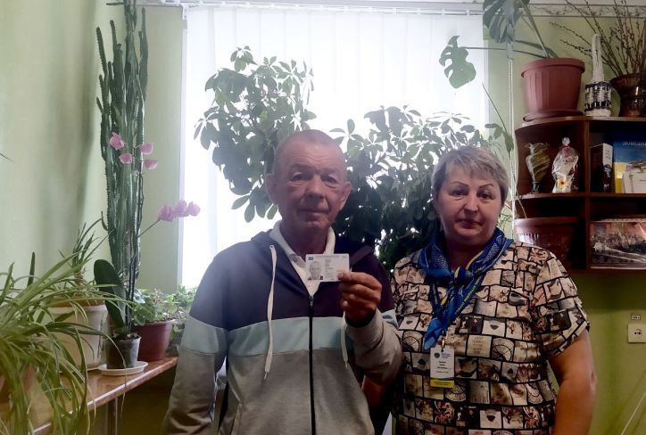 Мешканець Харківщини в 62 роки отримав паспорт громадянина України