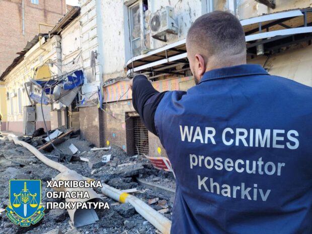 Правоохоронці задокументували наслідки ворожих ракетних влучань по Харкову