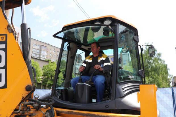 В Індустріальному районі усувають аварії на водопровідних мережах
