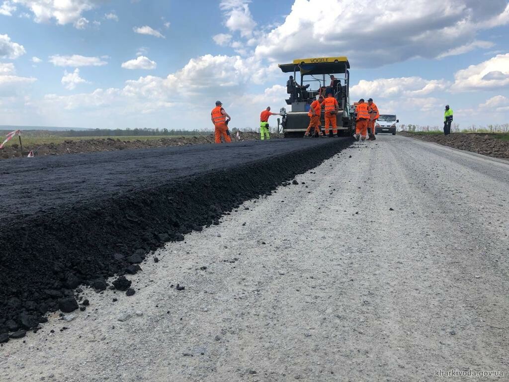 На деокупованій території Чугуївського району відновлюють автомобільну дорогу