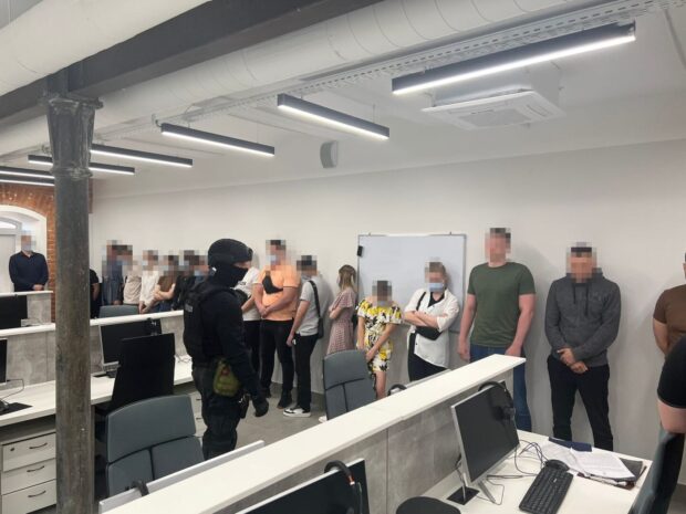У Харкові викрили шахрайський кол-центр, який виманював гроші у людей, що шукали «легкого заробітку під час війни»