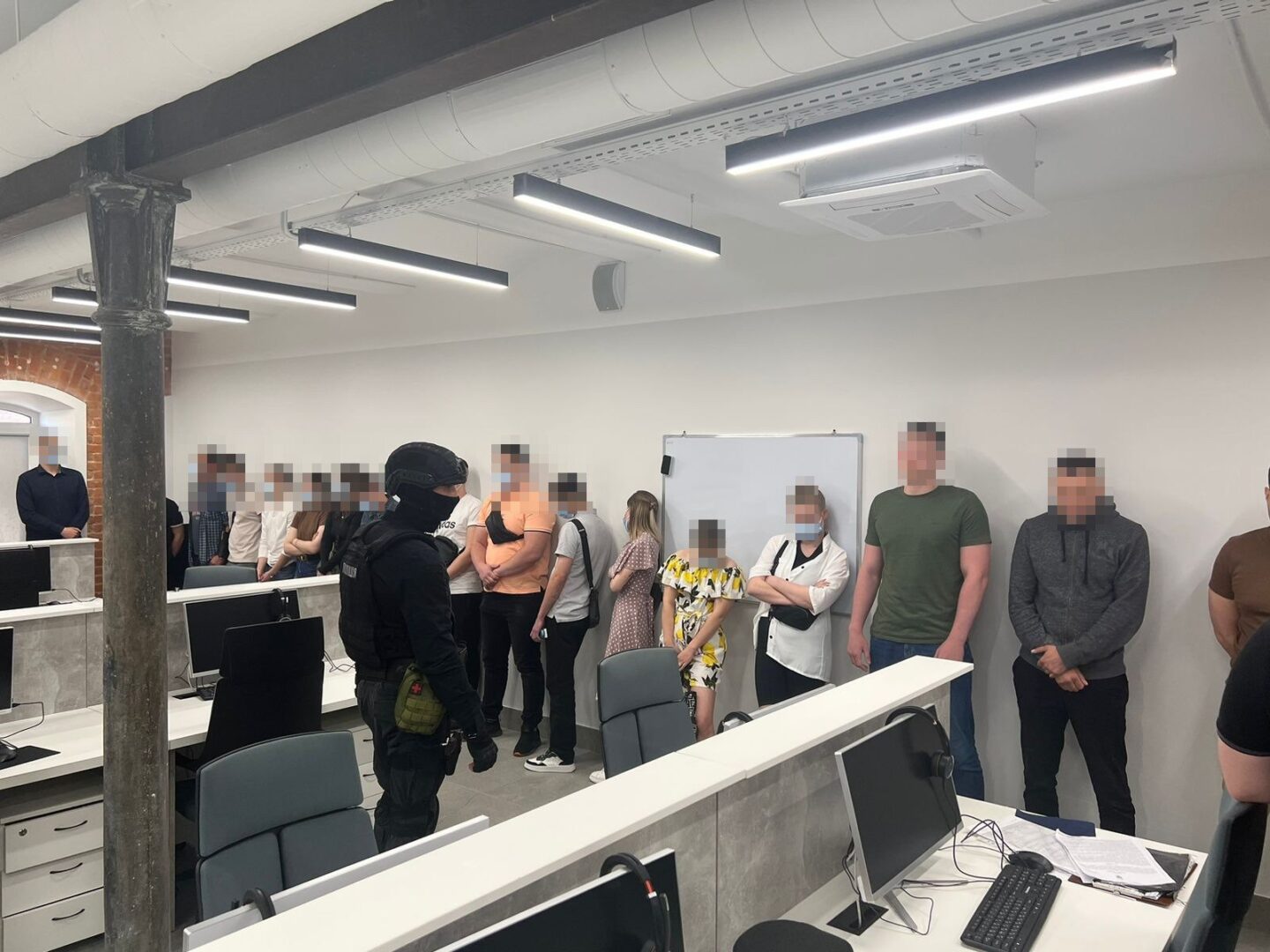 У Харкові викрили шахрайський кол-центр, який виманював гроші у людей, що шукали «легкого заробітку під час війни»