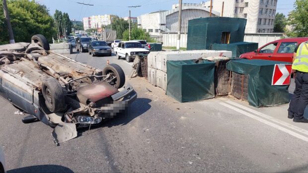 У Харкові водій наїхав на бетонні блоки та перевернувся