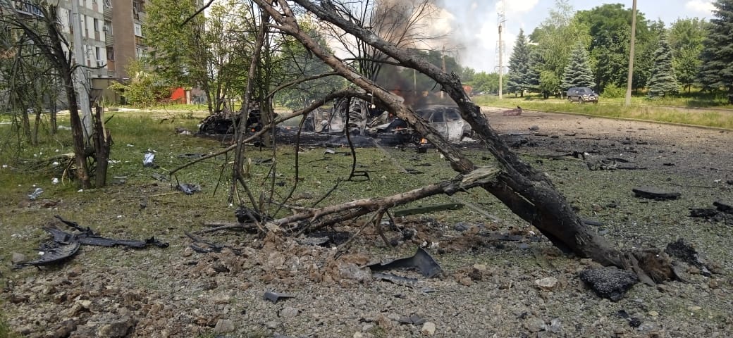 В результаті обстрілу міста Первомайський поранено 31 людину, у тому числі 10 дітей: слідчі фіксують наслідки воєнних злочинів росіян