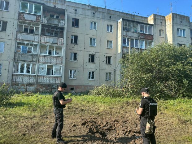 43 людини поранено, в тому числі 12 дітей в результаті обстрілу Первомайського: слідчі зафіксували наслідки ударів з боку військових рф