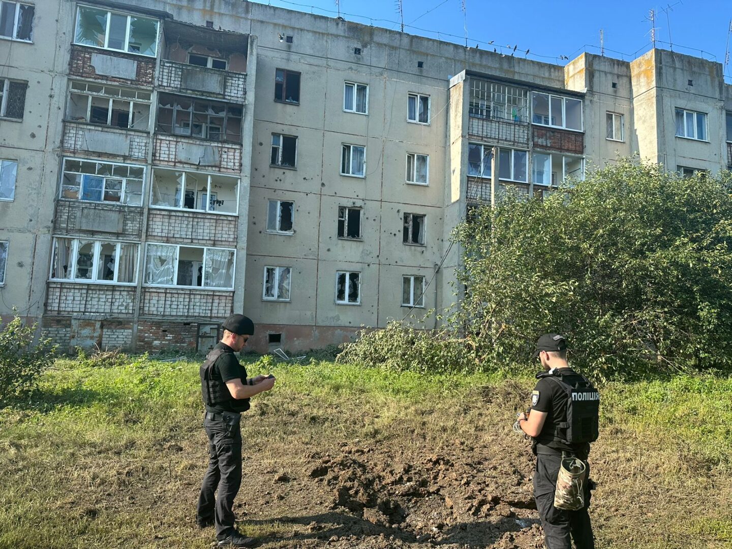 43 людини поранено, в тому числі 12 дітей в результаті обстрілу Первомайського: слідчі зафіксували наслідки ударів з боку військових рф