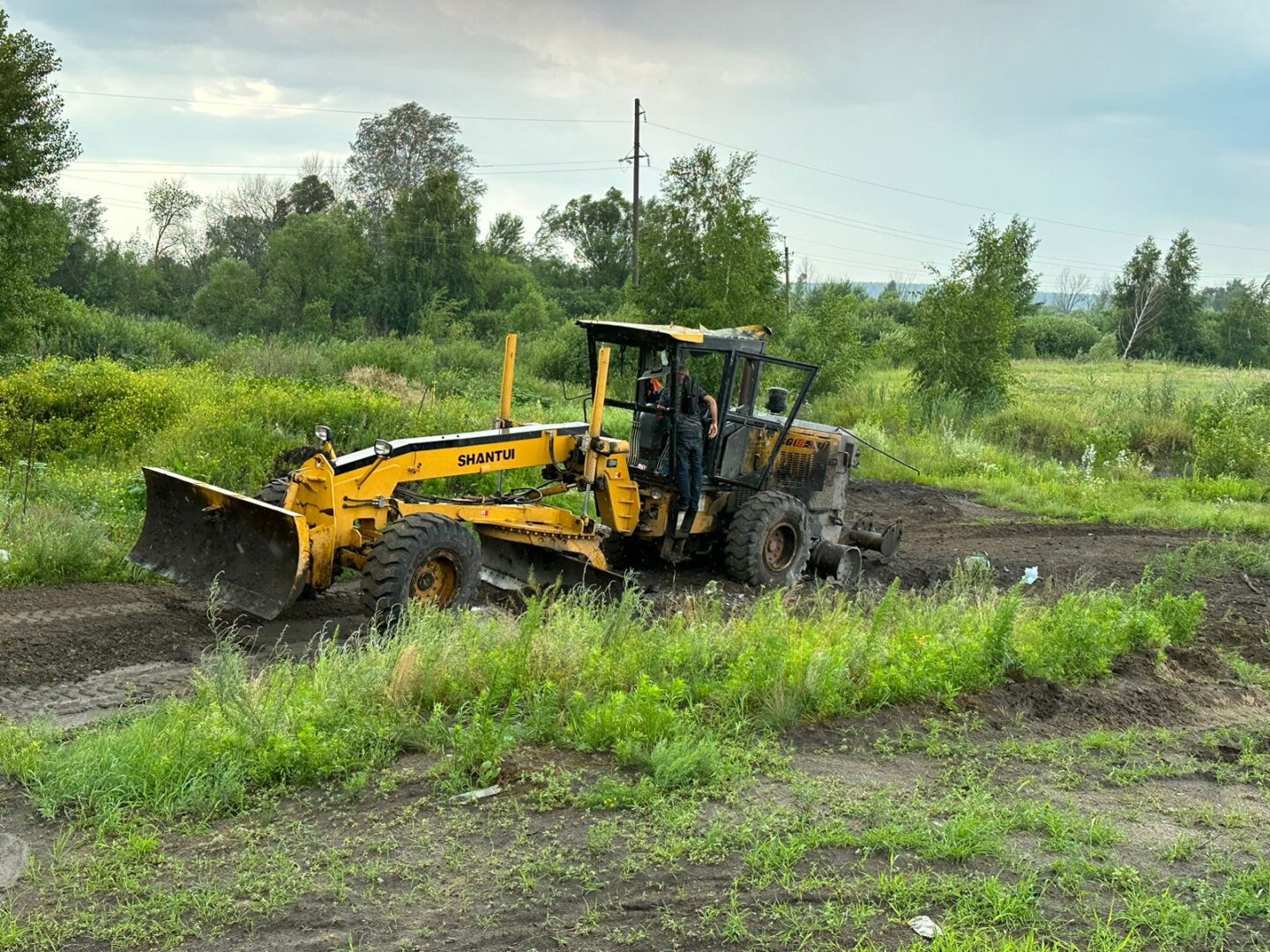 В Чугуївському районі внаслідок наїзду на невідомий вибуховий пристрій отримав травми водій грейдера