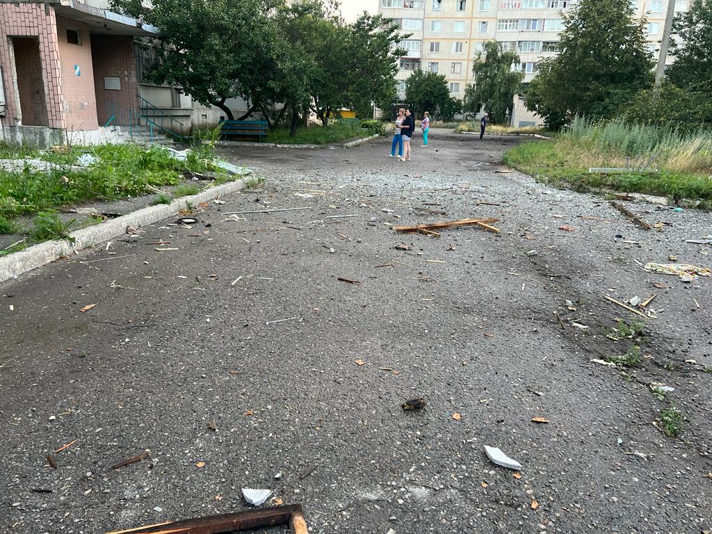 Через ворожі обстріли поранення отримав житель Вовчанська: слідчі реєструють наслідки ударів з росіян на Харківщині