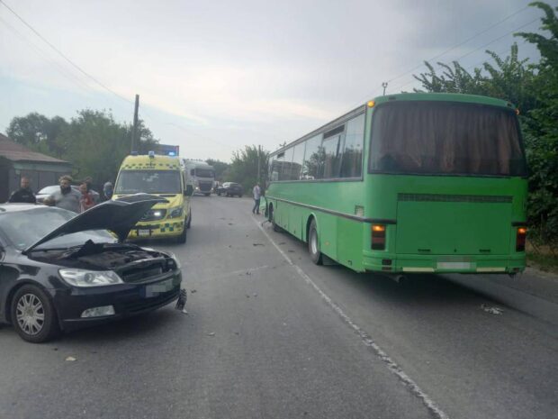 Під Харковом зіштовхнулися пасажирський автобус та легковик