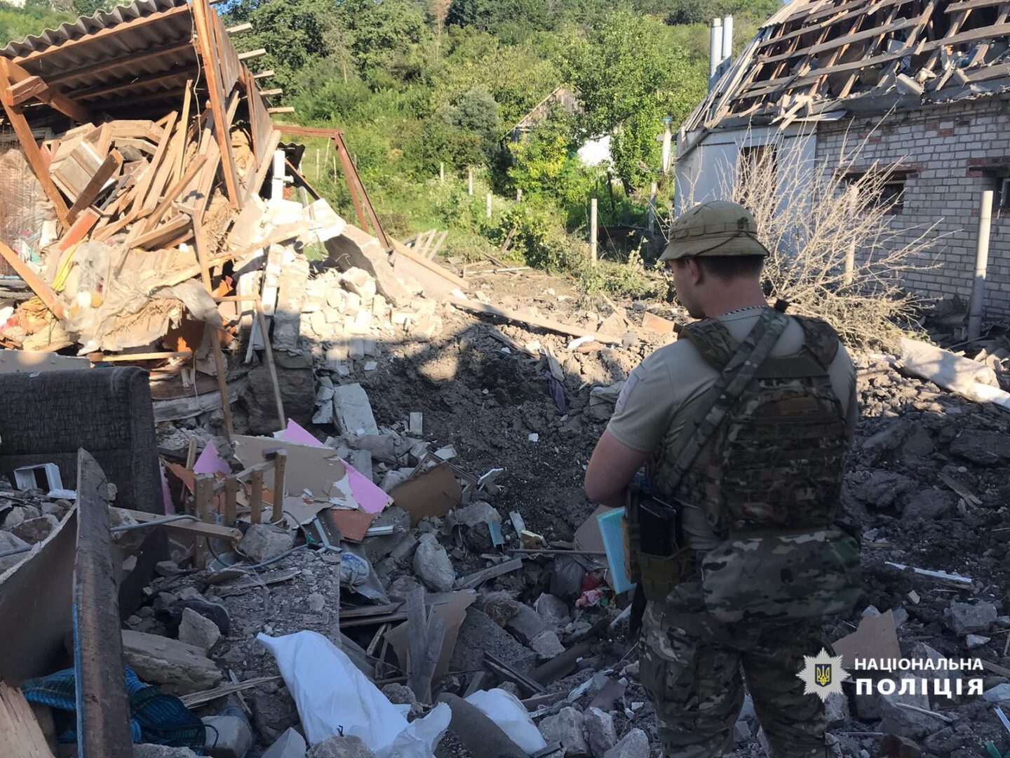 Внаслідок ворожих обстрілів загинув чоловік, поранена жінка: слідчі реєструють наслідки ударів з боку росіян на Харківщині