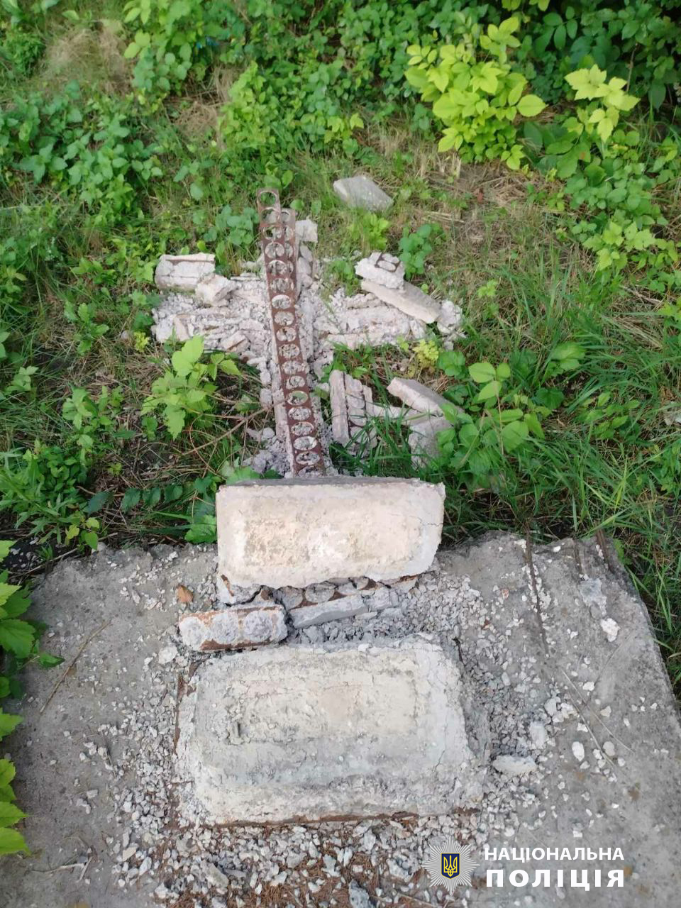 У селі Лозівського району невідомі пошкодили пам'ятник жертвам Голодомору та понад 10 надгробків