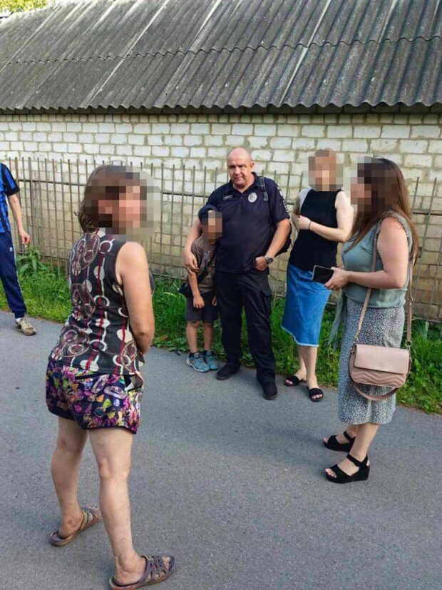 На Харківщині поліцейські тимчасово вилучили дитину у матері