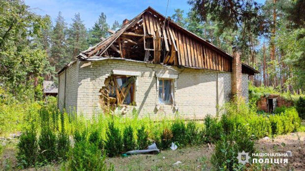 Росіяни продовжують щоденні обстріли населених пунктів Харківщини: слідчі фіксують наслідки ворожих ударів