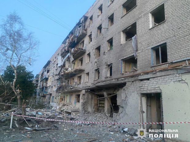 В результаті обстрілів загинула жінка, четверо людей отримали поранення: слідчі фіксують наслідки ворожих ударів на Харківщині