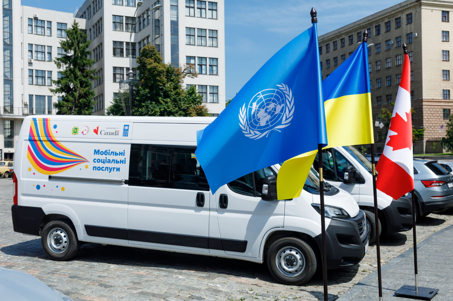 Дві тергромади Харківщини отримали спецтранспорт від ООН