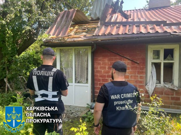 Прокурори працюють на місці ворожого обстрілу у Балаклії: є поранені, серед них дитина