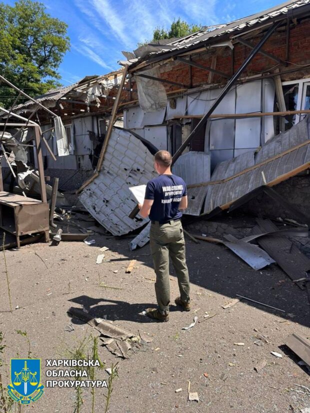 Прокурори працюють на місці ворожого обстрілу смт Козача Лопань: серед мирних жителів є загиблий