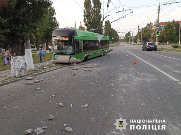 У Харкові на пішохідному переході тролейбус збив чотирьох людей