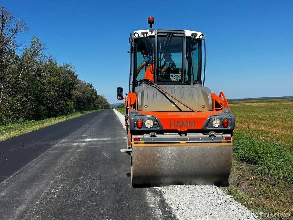 У Печенізькій та Чкаловській громадах відновлюють дорогу