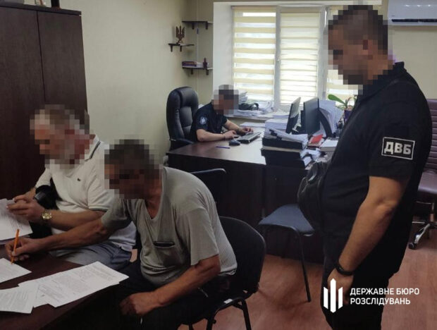 На Харківщині викрили правоохоронця, який разом зі спільниками «обчистив» ангари з добривом місцевого сільгосппідприємства