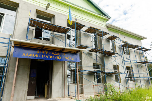 Пошкоджені обстрілами амбулаторію та ЦНАП відновлюють у Старому Салтові