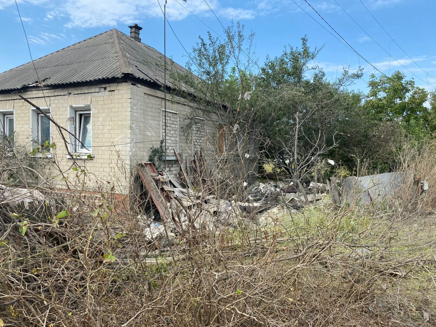 Одна людина загинула, двоє травмовані: слідчі зафіксували наслідки воєнних злочинів окупантів на Харківщині