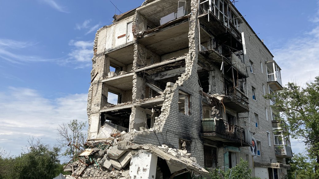 В Ізюмі завершили розбирати завали багатоповерхівки на вулиці Пам'яті, де загинули 44 людини