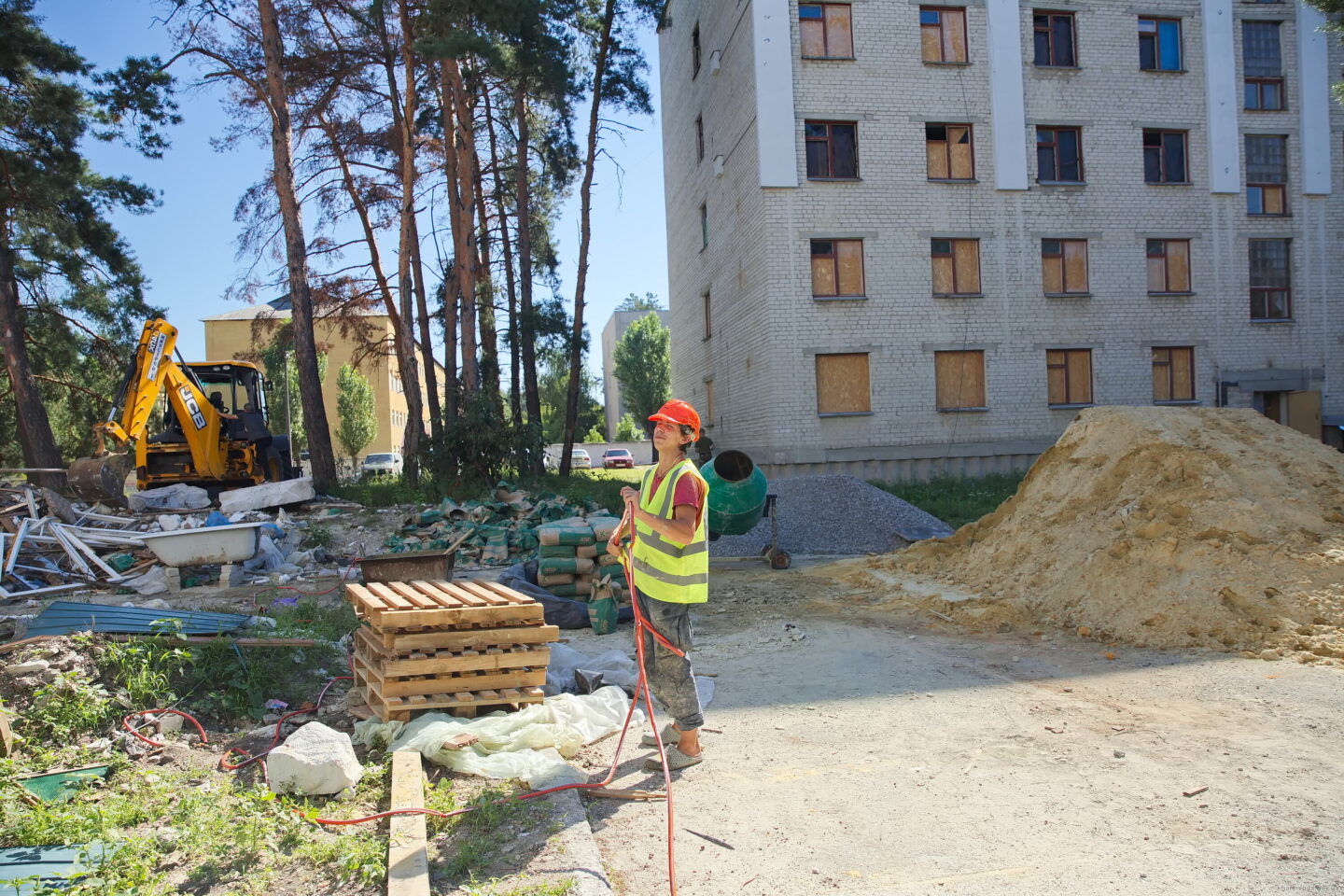 У Чугуєві відновлюють два багатоквартирні будинки, пошкоджені російськими обстрілами